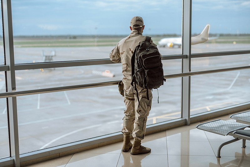 Eviter de porte treillis militaire dans aeroport