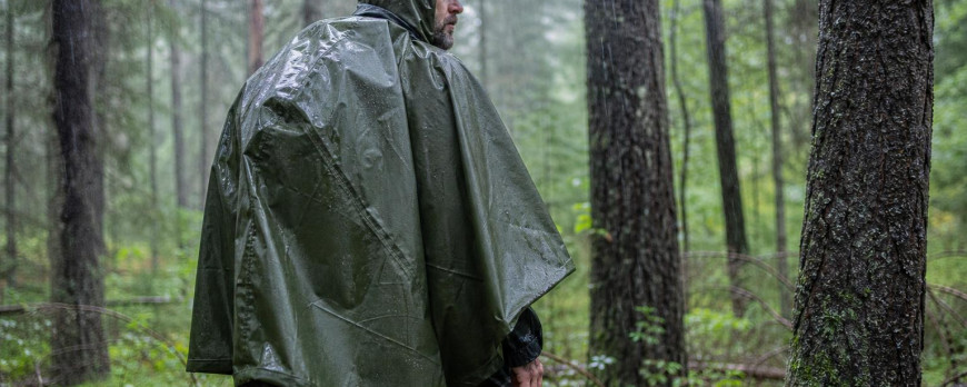 Cape militaire de pluie : à quoi sert-elle vraiment ?