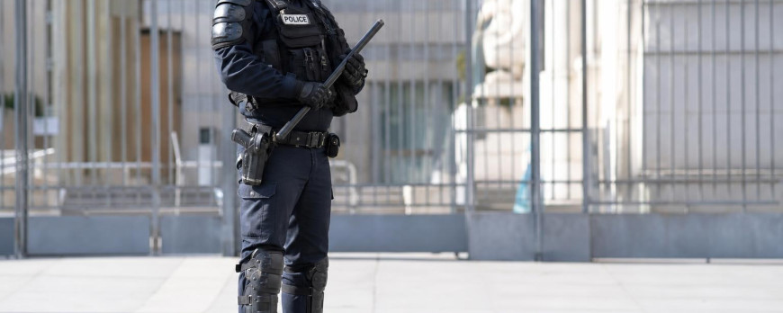 La matraque de CRS : matière, longueur et usage