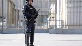 La matraque de CRS : mati&egrave;re, longueur et usage