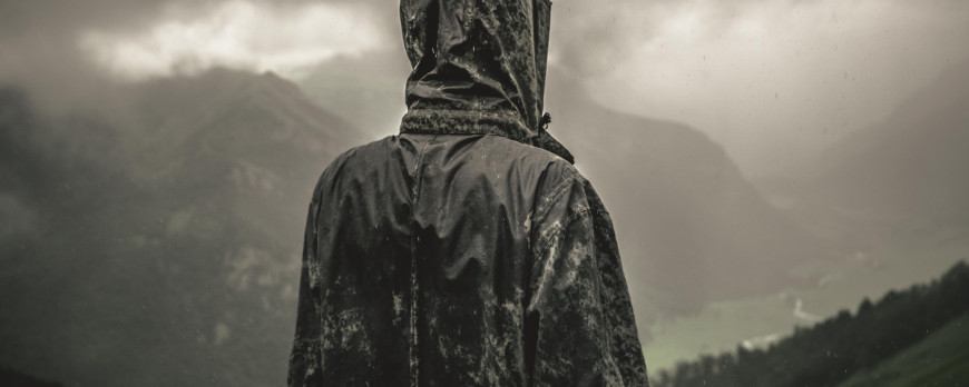 Poncho militaire vs veste imperméable : que choisir ?