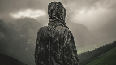 Poncho militaire vs veste imperm&eacute;able : que choisir ?