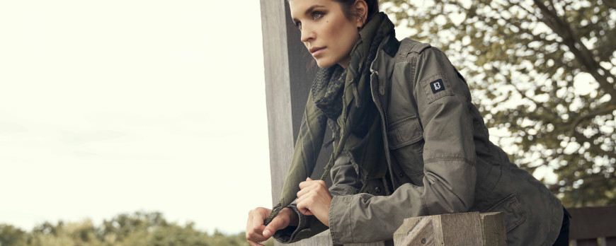 Pourquoi la veste militaire inspire la mode féminine ?