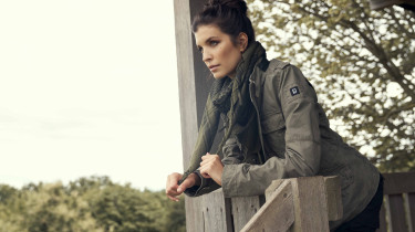 Pourquoi la veste militaire inspire la mode féminine ?
