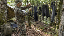 Fixer un tendeur &agrave; linge en bivouac militaire